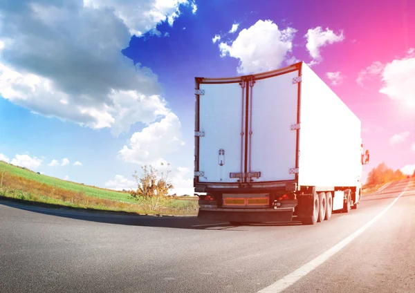 Grote vrachtwagen op de weg — Stockfoto