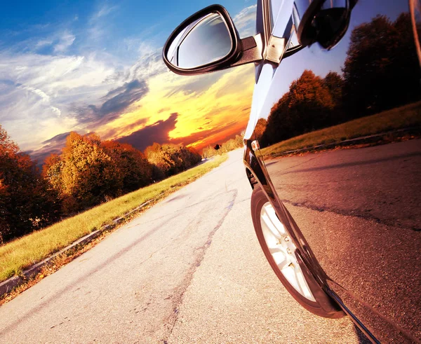 Coche que conduce en una autopista a altas velocidades , — Foto de Stock