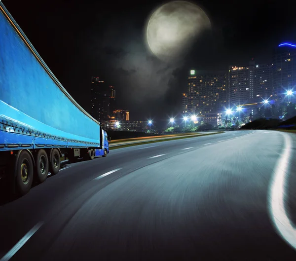 Grote vrachtwagen in nacht — Stockfoto