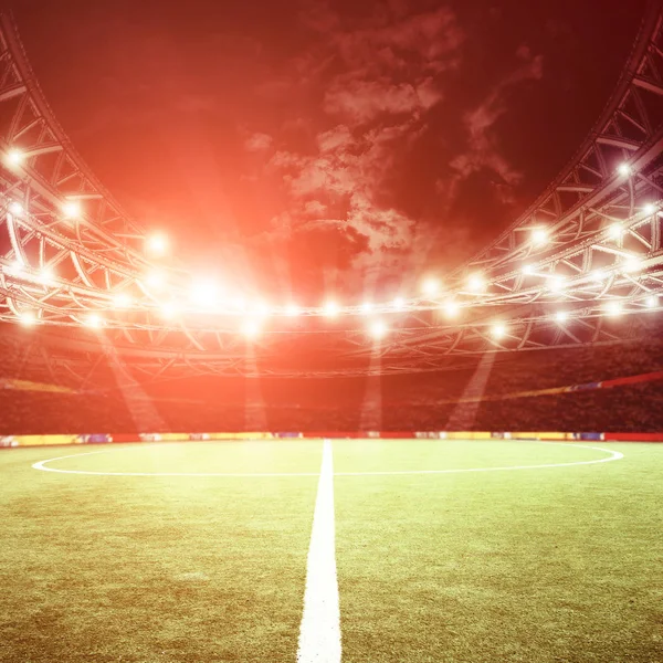 Fotbalové hřiště se zelenou trávou a světly — Stock fotografie