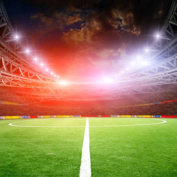 Γήπεδο ποδοσφαίρου με πράσινο γρασίδι και φώτα — Φωτογραφία Αρχείου