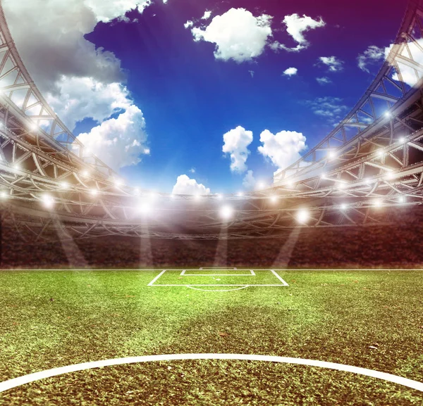 Fotbollsplan med grönt gräs och ljus — Stockfoto