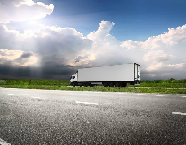 Snelweg transport met vrachtwagen — Stockfoto