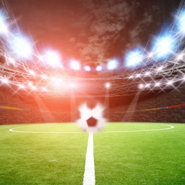 Boisko do piłki nożnej z zieloną trawą i światłami — Zdjęcie stockowe