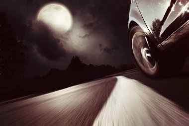 Araba hızlı hızlı geceleri taşır.. 