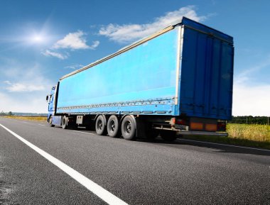 Günbatımı doğru sürüş kamyon