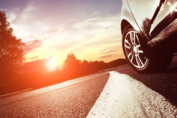 El coche se mueve a velocidad rápida por la noche . —  Fotos de Stock