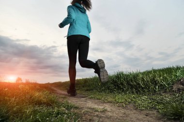 Kırsal bir yolda koşan genç bayan