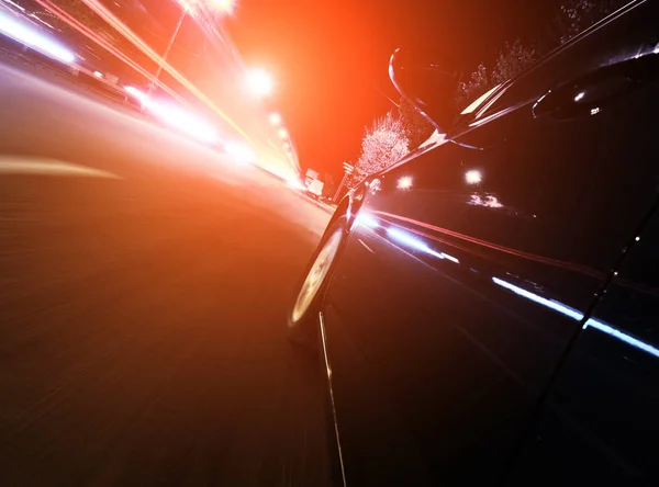 Швидкий автомобіль на нічній міській дорозі — стокове фото