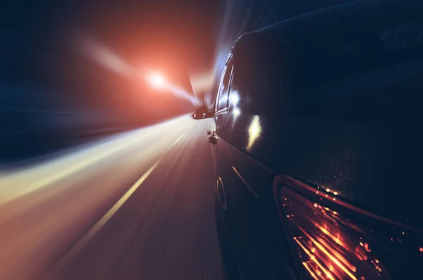 Coche negro en la calle de la ciudad de noche — Foto de Stock