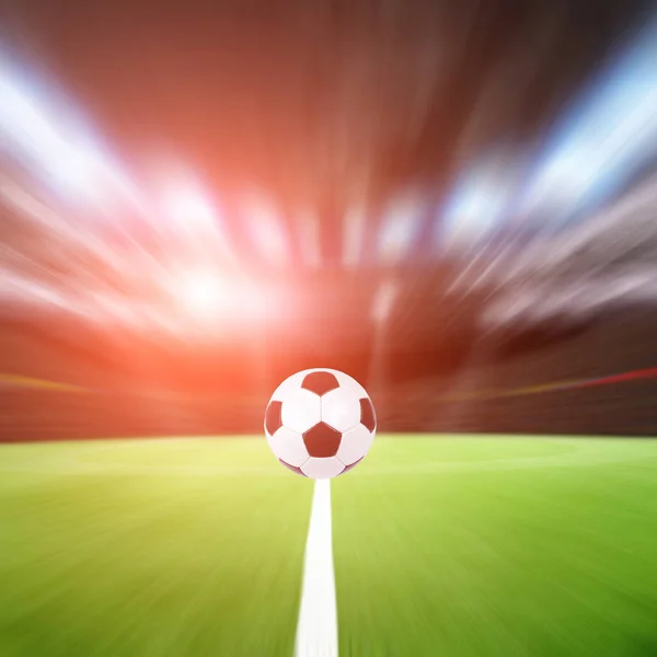 Fußballplatz mit fliegendem Ball — Stockfoto