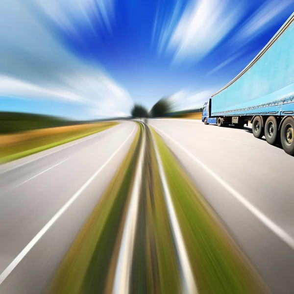 Blauer LKW auf Autobahn — Stockfoto