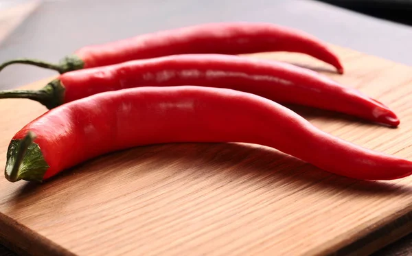 Red hot chili pepper na dřevo — Stock fotografie