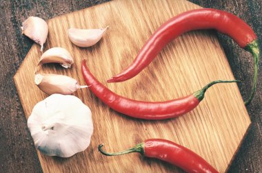 Sarımsak ve biber ahşap tahta üzerinde