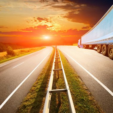 Karayolu üzerinde mavi kamyon