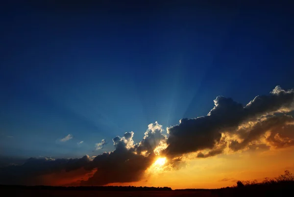 Gekleurde mooie hemel tijdens de zonsondergang — Stockfoto