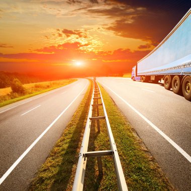 Karayolu üzerinde mavi kamyon