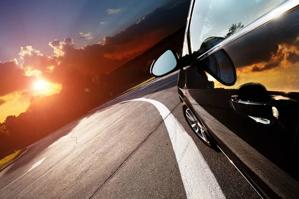 Auto nera sulla strada della città — Foto Stock