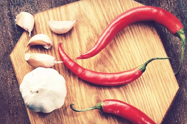 Ajo y pimientos picantes a bordo —  Fotos de Stock