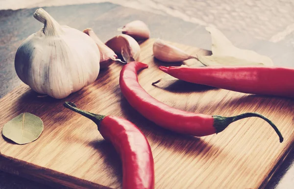 Aglio e peperoncino a bordo — Foto Stock