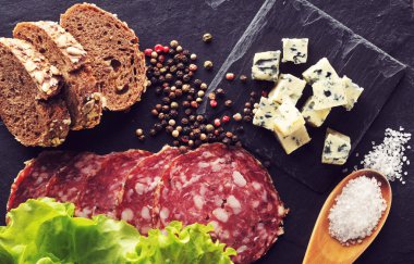 İtalyan sosis ekmek ile dilimlenmiş