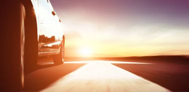 Yoldaki hızlı araba. 