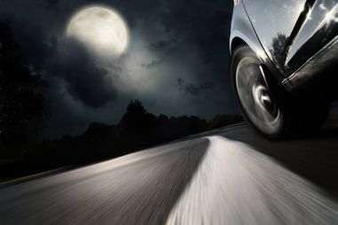 Araba hızlı hızlı geceleri taşır.. 