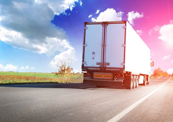 Grote vrachtwagen op de weg — Stockfoto