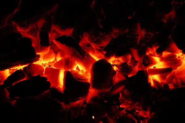 Červené teplé a světlé uhlí — Stock fotografie