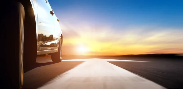 Автомобіль на шосе на заході сонця — стокове фото