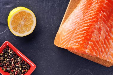 kesilmiş limon ile taze somon