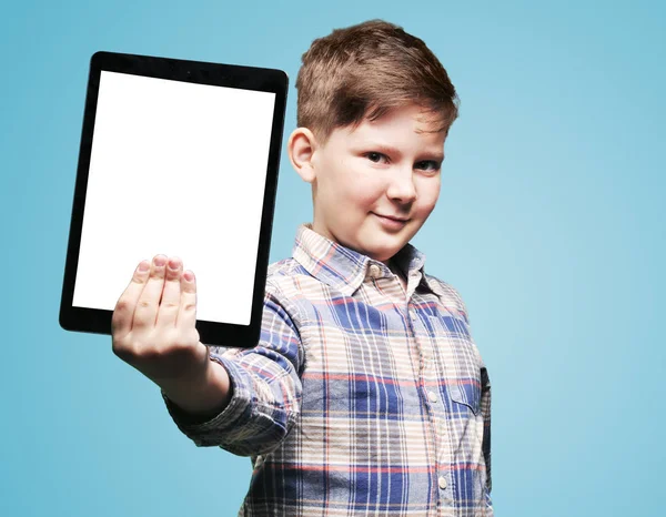 Молодий хлопчик тримає планшет — стокове фото