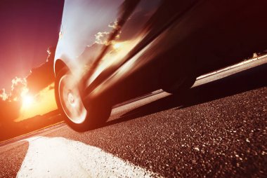 Yolda siyah hızlı araba