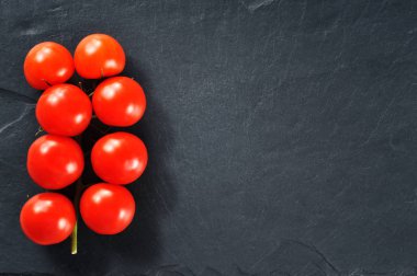 Taze domatesler dalda 