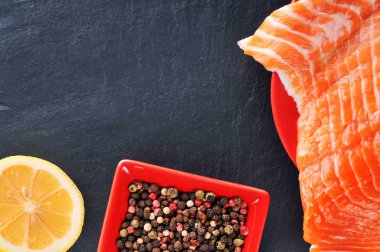 karabiber ve limon dilimi ile Somon 