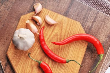 Bütün sarımsak ile sıcak biber 