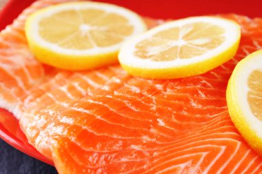 Somon fileto limon dilimleri 