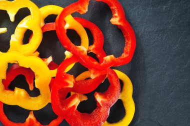 Kırmızı ve sarı biber dilimleri