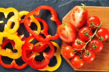 Dilimlenmiş biber ve dilimlenmiş domates 