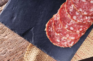 Dilimlenmiş salam sosisi