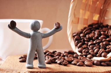 Hamuru adam holding kahve çekirdekleri 