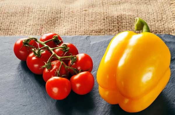 Żółta papryka i pomidory — Zdjęcie stockowe