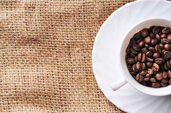 Une tasse pleine de grains de café — Photo