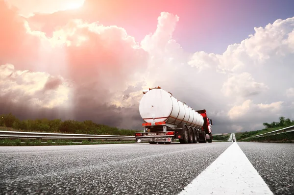 Grote vrachtwagen op de Europese snelweg — Stockfoto