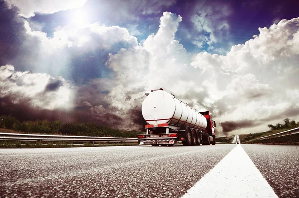 Velký kamion na evropské dálnici — Stock fotografie