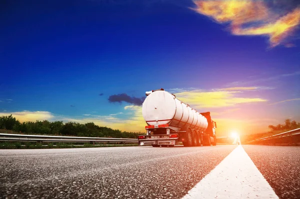 Großer LKW auf der europäischen Autobahn — Stockfoto