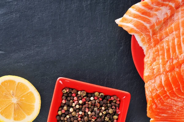 Salmão com pimenta e fatia de limão — Fotografia de Stock