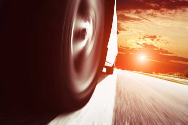 Karayolu üzerinde hızlı spor araç