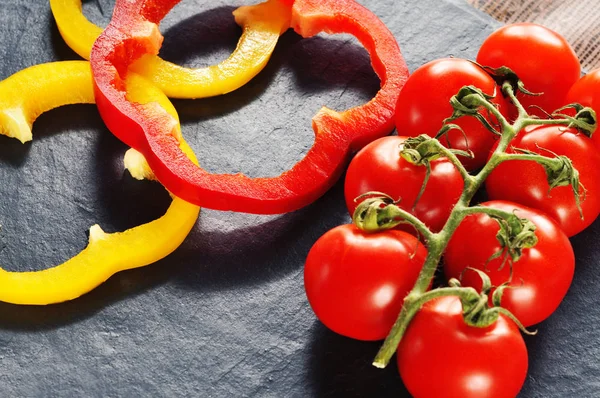 Pomidory na gałęzi z pieprz pierścienie — Zdjęcie stockowe
