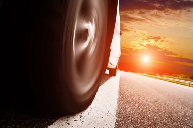 Karayolu üzerinde hızlı spor araç